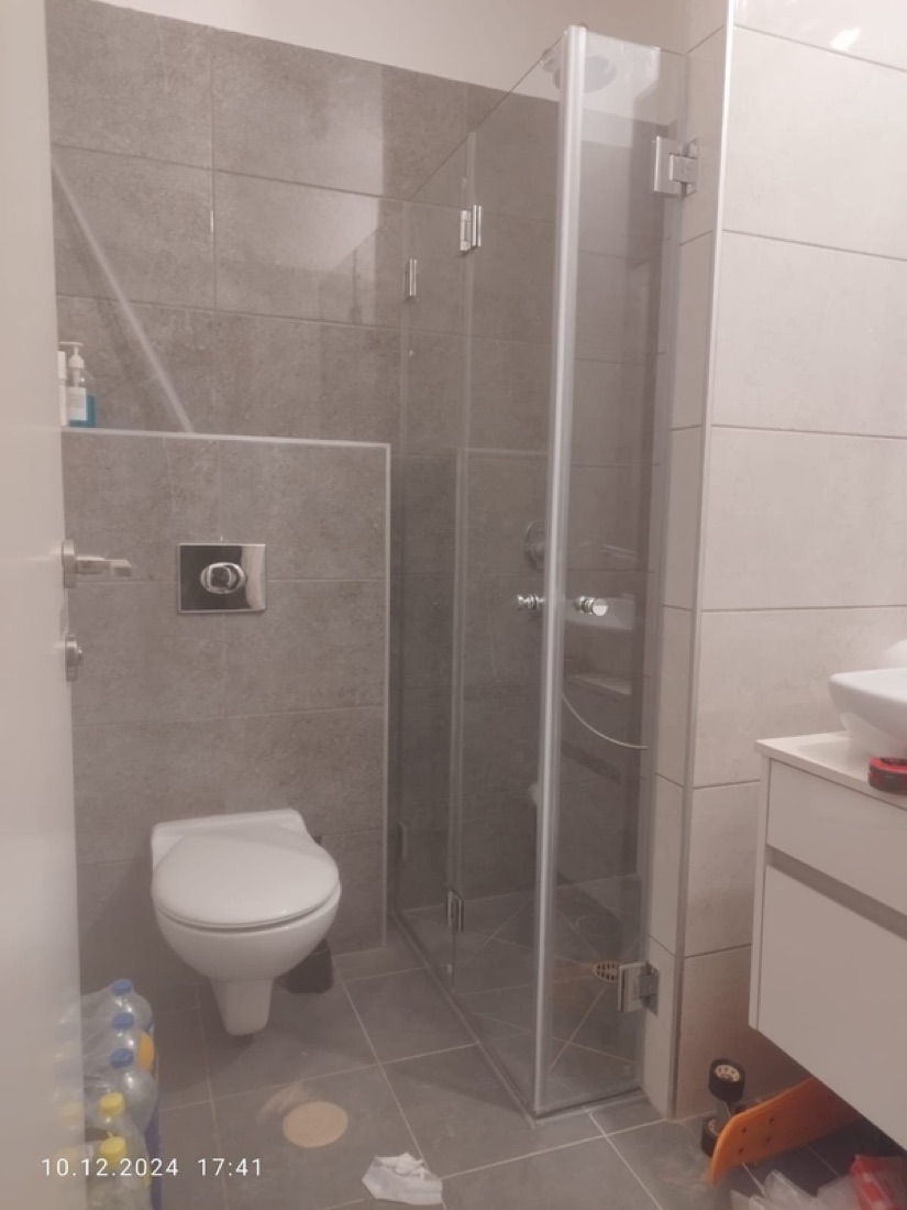 מקלחון פינתי דלת כנף + דלת הרמוניקה 8 מ