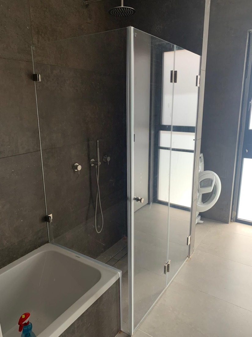 מקלחון פינתי קבוע + דלת הרמוניקה מתקפלת 8 מ